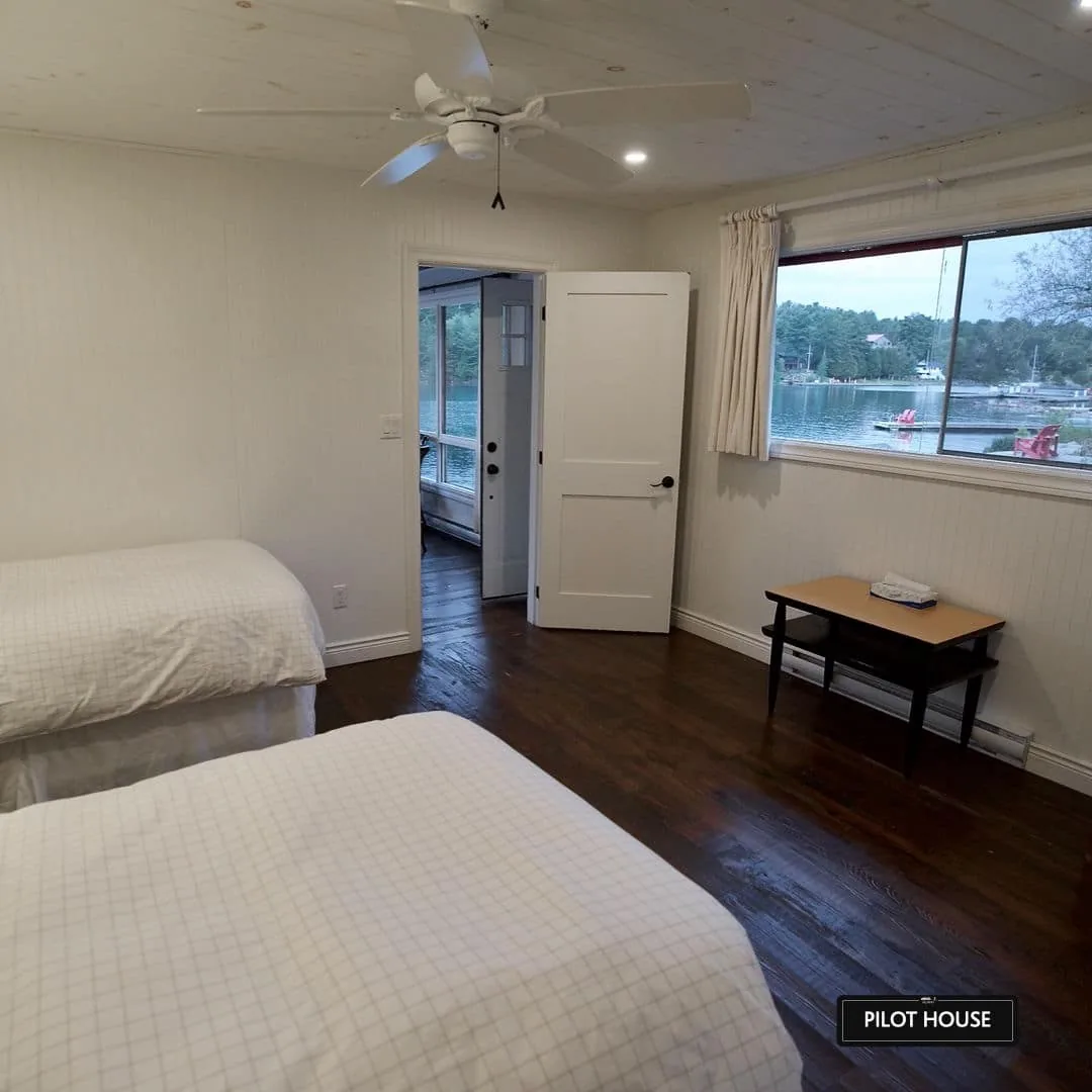Pilot House twin-bedroom arrangement with a water view at Killarney Mountain Lodge