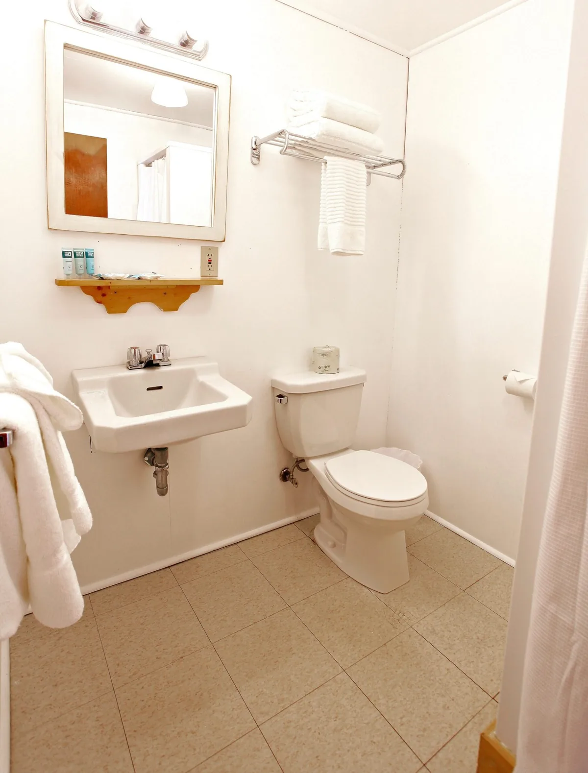 Killarney Cabin bathroom with a white vanity at Killarney Mountain Lodge