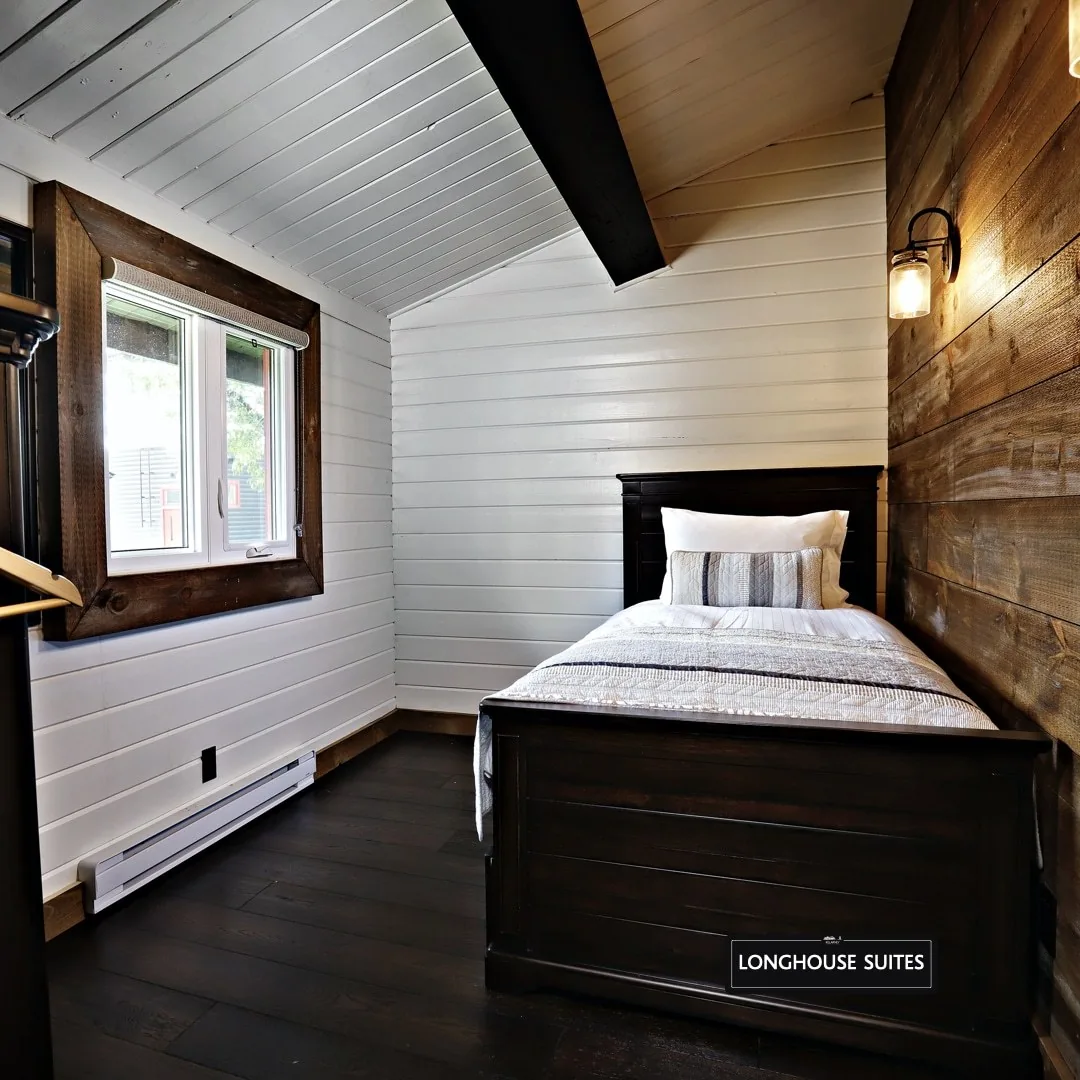 Long House Suite second bedroom with a single bed at Killarney Mountain Lodge