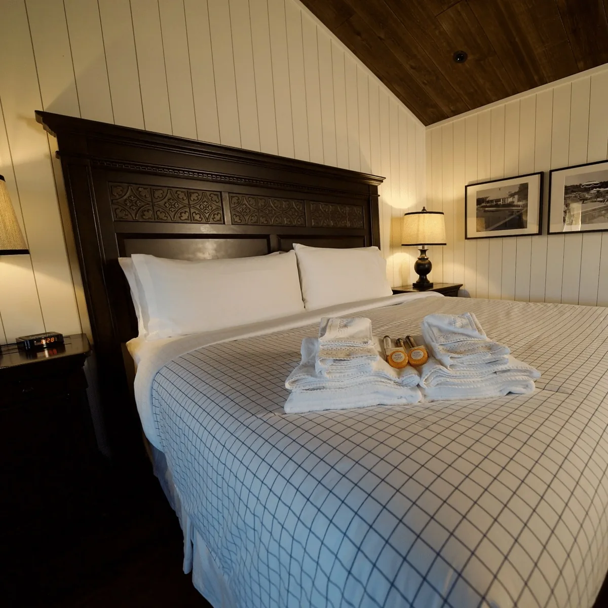 King View Suite bed beneath a vaulted ceiling at Killarney Mountain Lodge